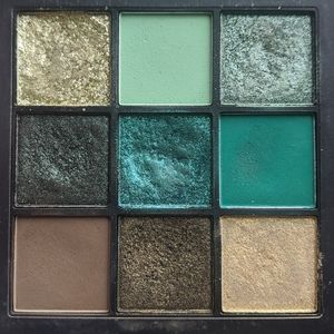 Huda Beauty Emerald Obsessions palette